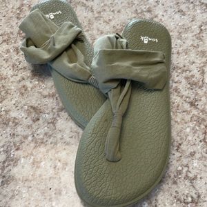 EUC sanuk sandals. Size 7